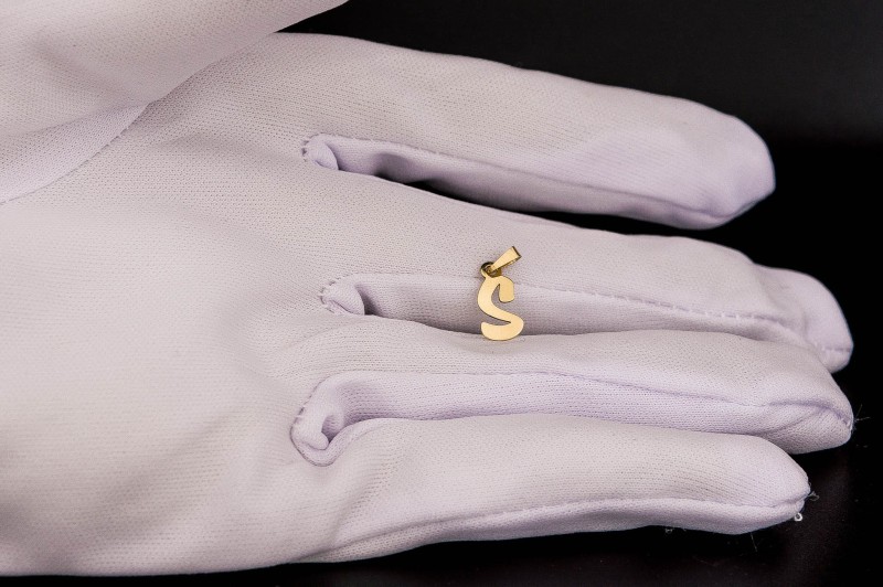 wisiorek z literką S.jpg