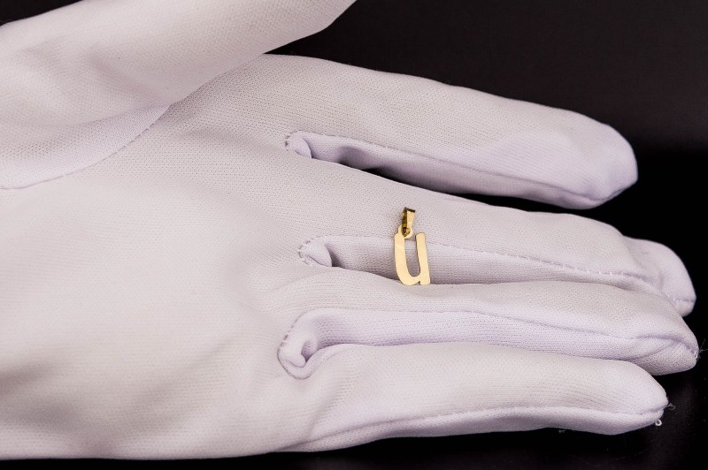 wisiorek z literą U.jpg