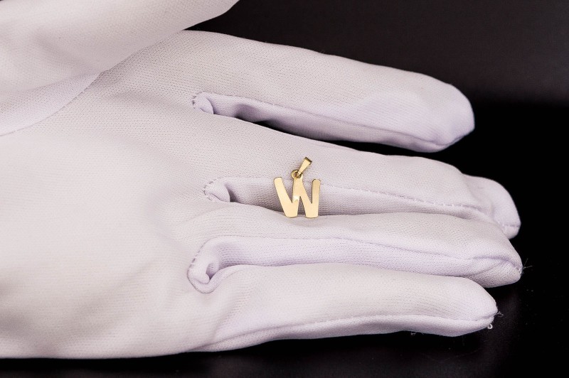 wisiorek z literą W.jpg