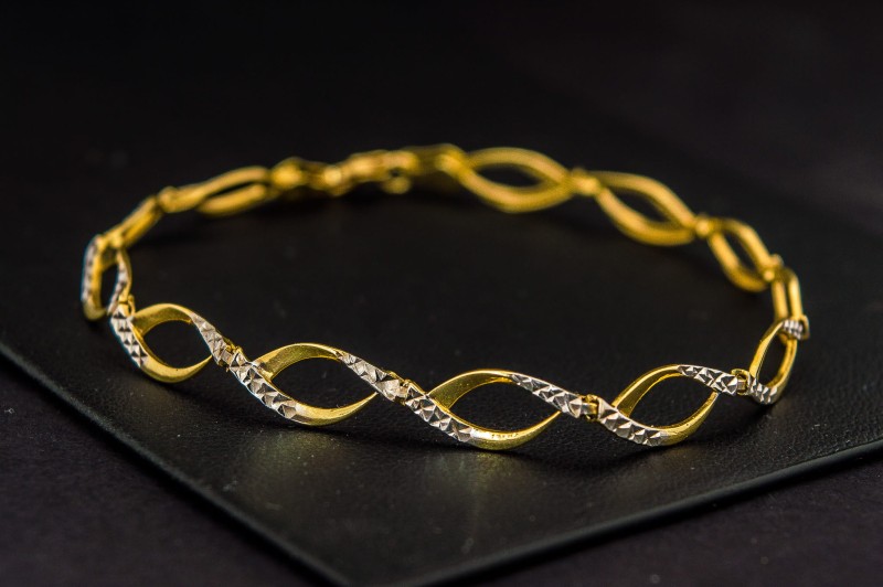 złota bransoletka na rękę.jpg