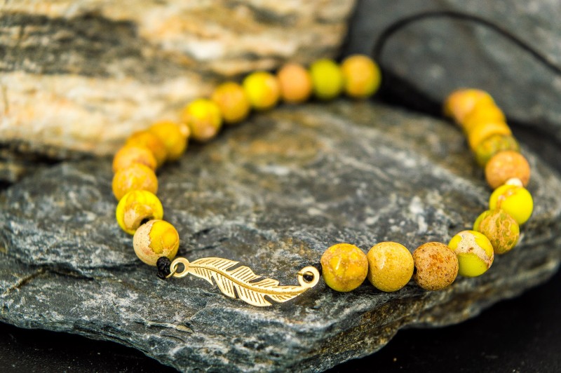 pióro bransoletka na naturalnych kamieni i złota.jpg