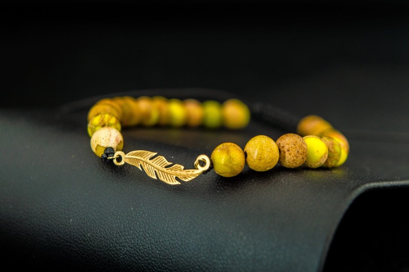 biżuteria z kamieni i złota piórko.jpg