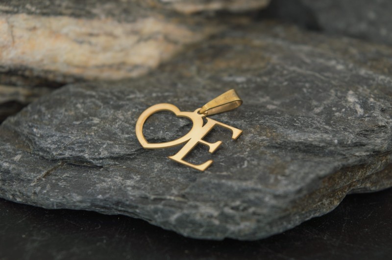 zawieszka litera z sercem.jpg