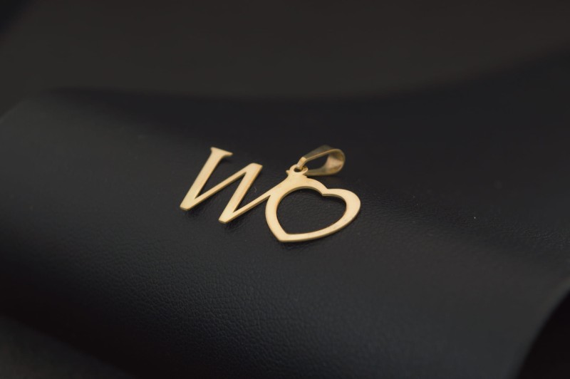 zawieszka złota litera W.jpg