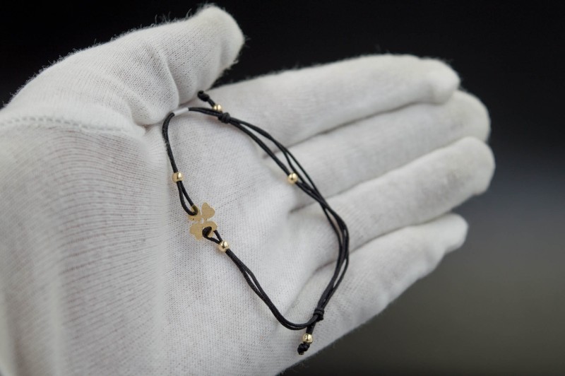 złota koniczynka czarny rzemyk.jpg