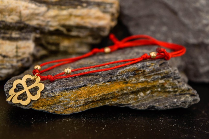 bransoletka sznurek czerwony i złota koniczynka.jpg
