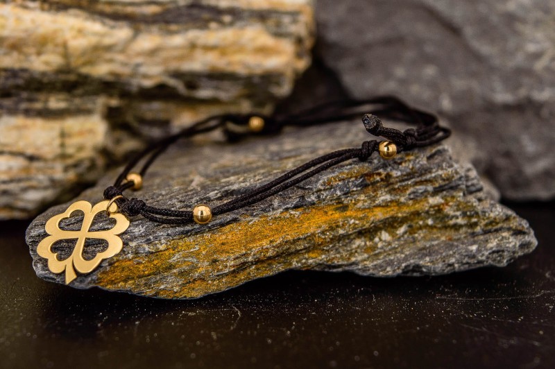 bransoletka czarny rzemyk i koniczynka.jpg