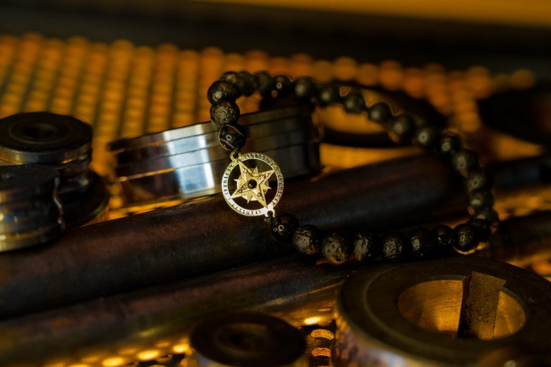 Złota bransoletka męska z Runami Odyna i kompasem.jpg