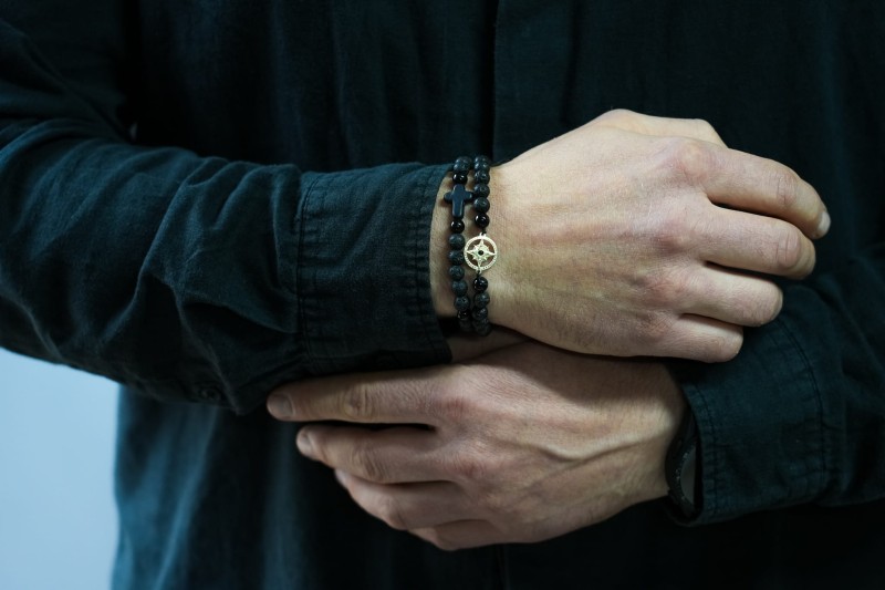 Elegancka męska biżuteria złota z Runami Odyna.jpg