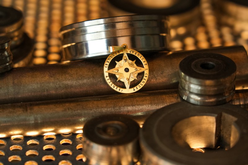 złoty kompas runy odyna naszyjnik.jpg