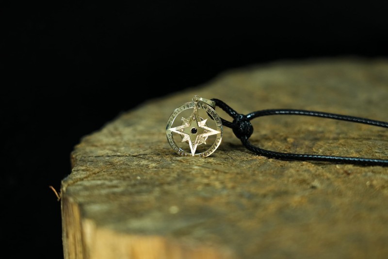 kompas naszyjnik na sznurku runy odyna.jpg