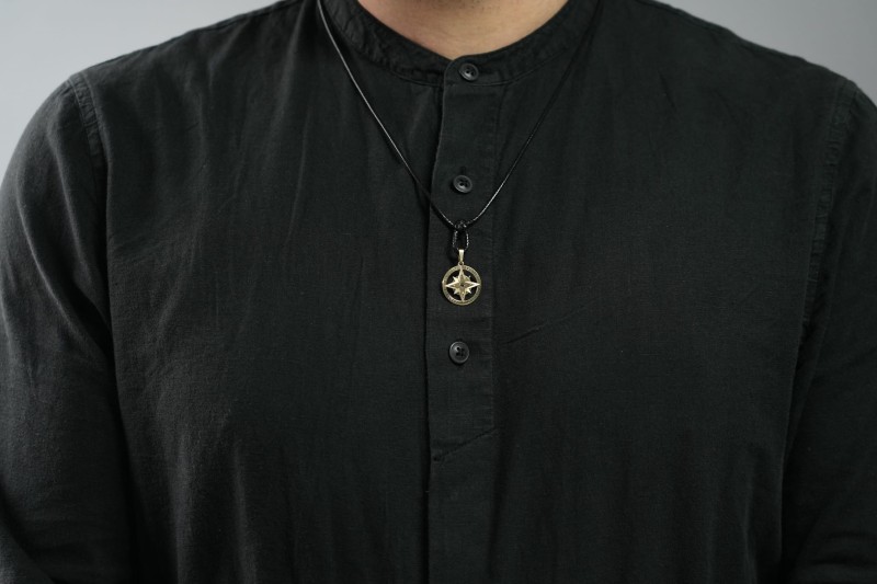 kompas z czarnym kamieniem runy odyna.jpg