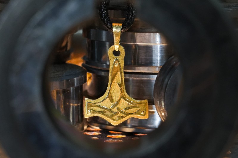 męska zawieszka mjolnir młot thora.jpg