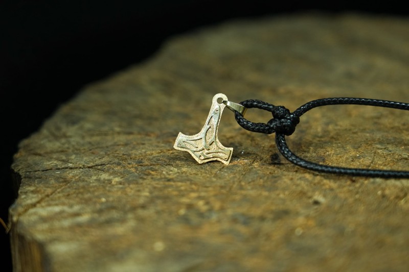 mitologiczny naszyjnik młot thora mjolnir.jpg