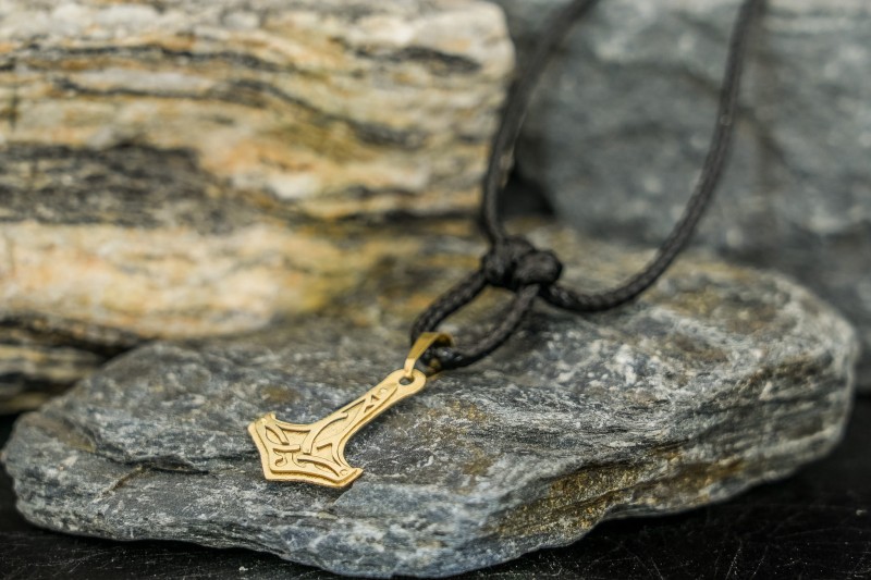 zawieszka dla mężczyzny złoty mjolnir.jpg