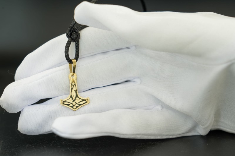 wisior dla mężczyzny złoty mjolnir.jpg