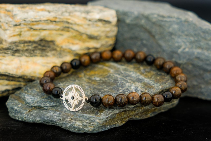 branosletka z naturalnymi kamieniami i kompasem.jpg