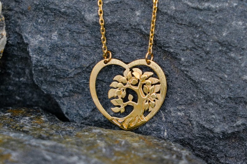 drzewko szczęścia w sercu złoty naszyjnik na kamieniu.jpg