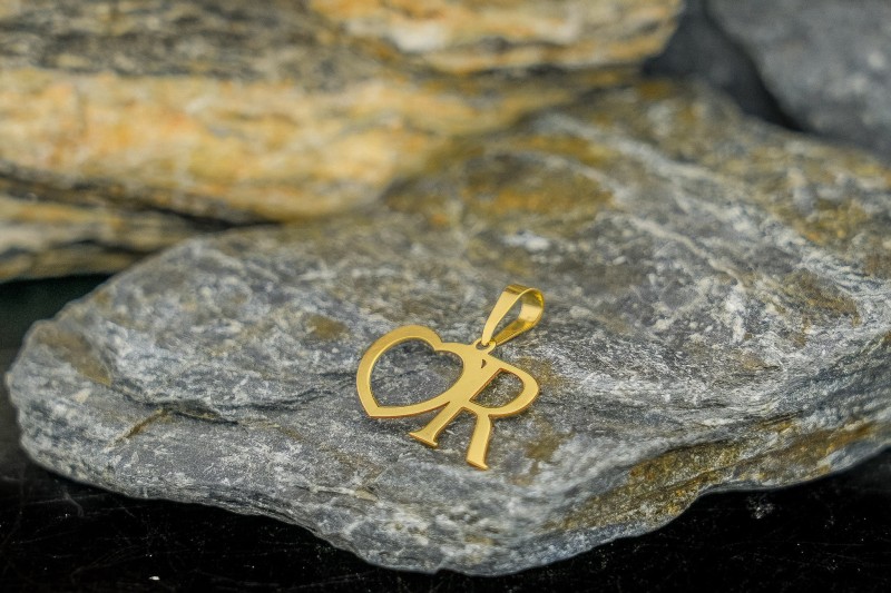 Wisiorek serce i literka ze złota.jpg