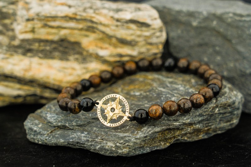 Bransoletka dla mężczyzny kompas z runami odyna róża wiatrów z naturalnymi kamieniami.jpg