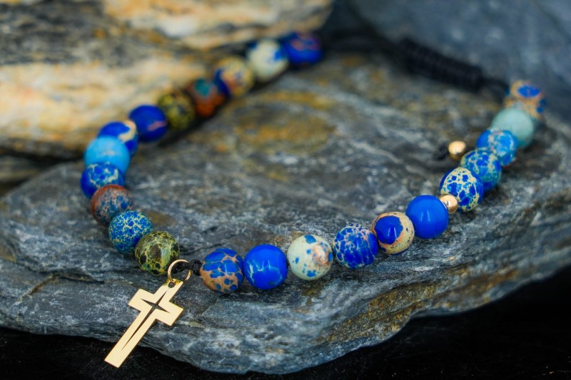 Bransoletka z naturalnymi kamieniami i krzyżykiem.jpg