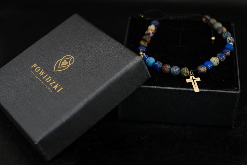 krzyżyk bransoletka ze złota z naturalnymi kamieniami.jpg