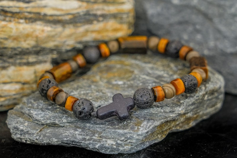 bransoletka dla mężczyzny tygrysie oko i krzyż.jpg