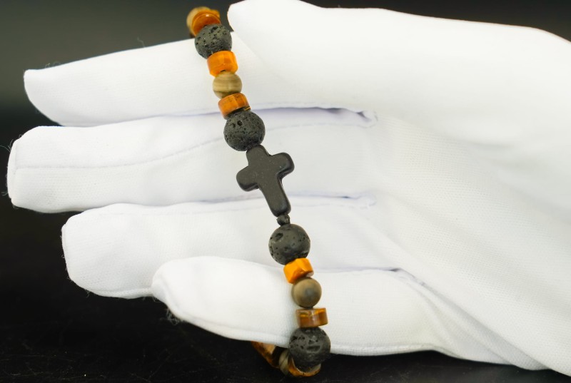 bransoletka z naturalnymi kamieniami i krzyżem.jpg