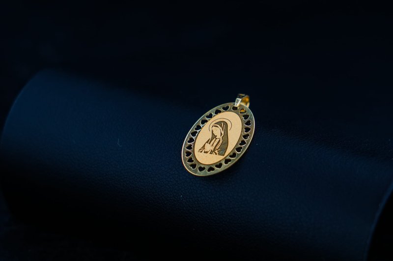 Złoty medalik matka boska.jpg