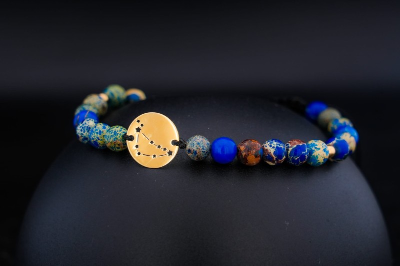 Bransoletka na rękę z naturalnymi kamieniami i złotem koziorożec.jpg