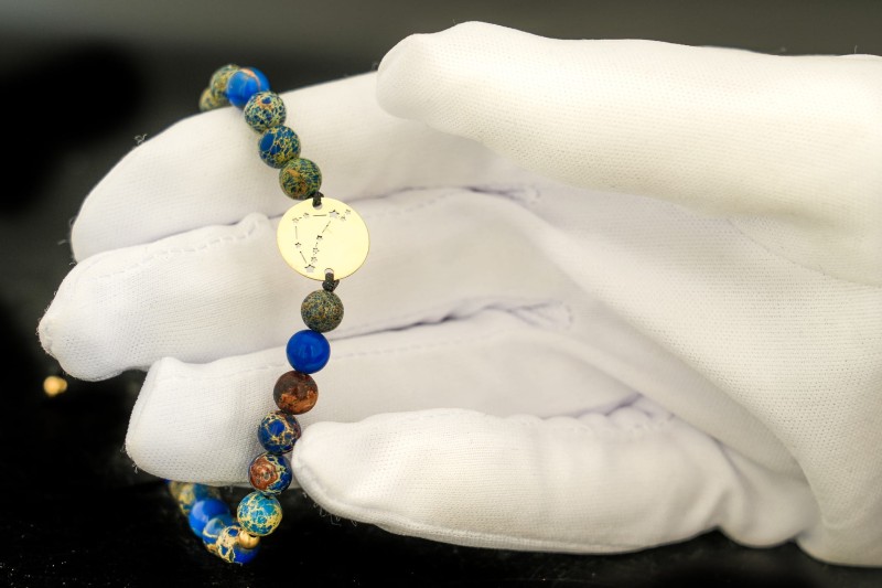 Bransoletka na rękę ze złota i naturalnych kamieni znak zodiaku koziorożec.jpg