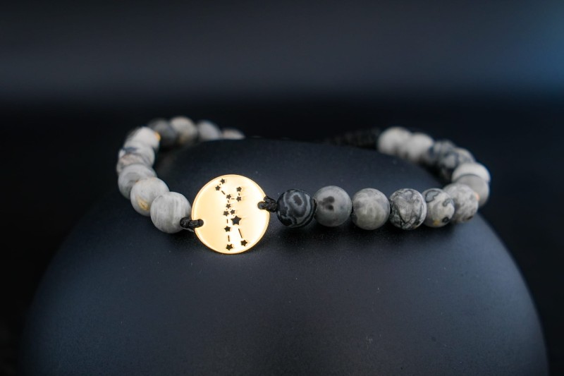 Bransoletka na rękę z naturalnymi kamieniami byk.jpg