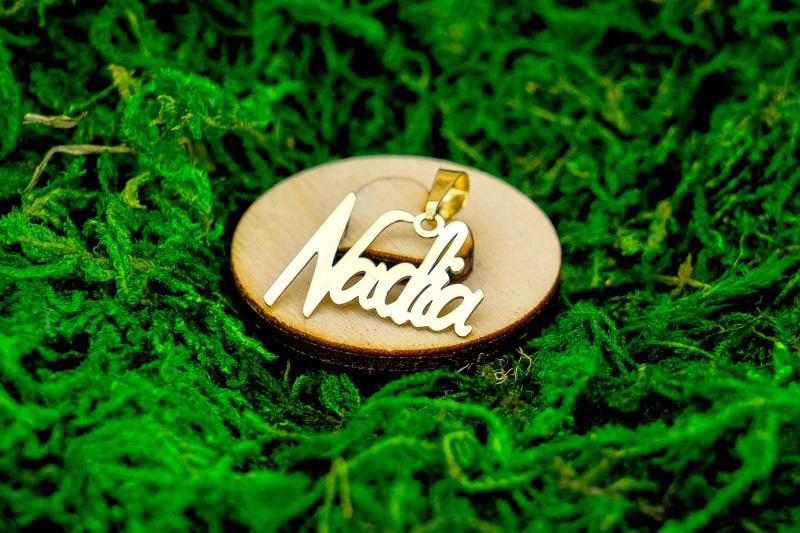 Złota zawieszka imię Nadia.jpg