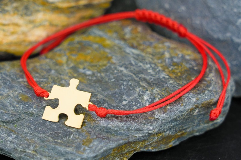 puzzel złota bransoletka na sznurku.jpg