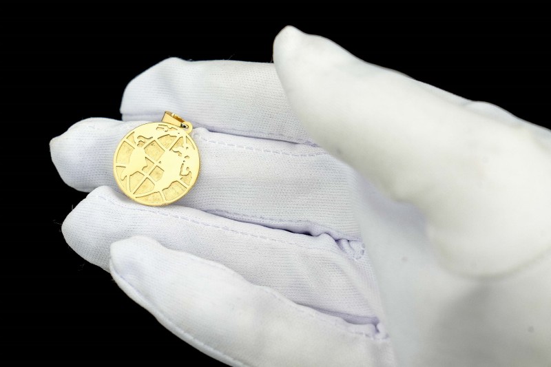 Globus złoty wisiorek.jpg
