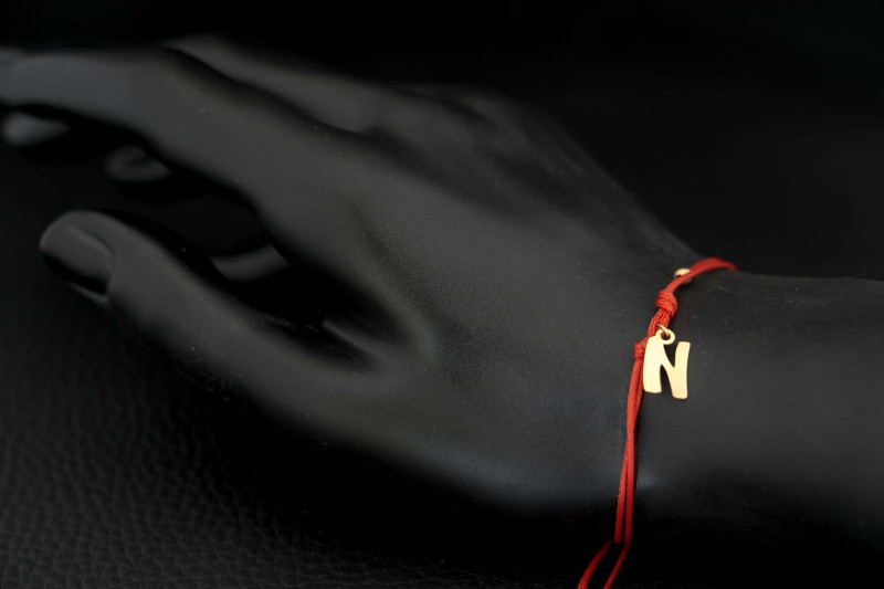 bransoletka sznurkowa na rękę literka alfabetu.jpg