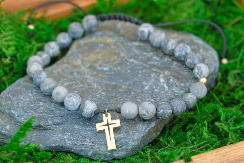 bransoletka z naturalnymi kamieniami i krzyżykiem.jpg