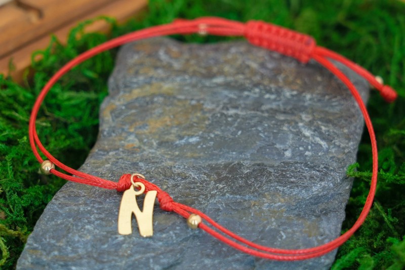 Bransoletka na rękę z literką.jpg