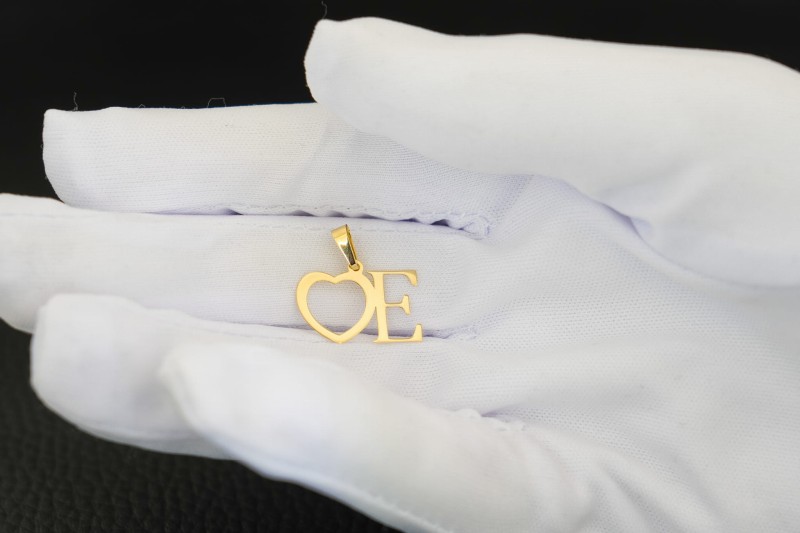 Litera E serce złoty wisiorek.jpg