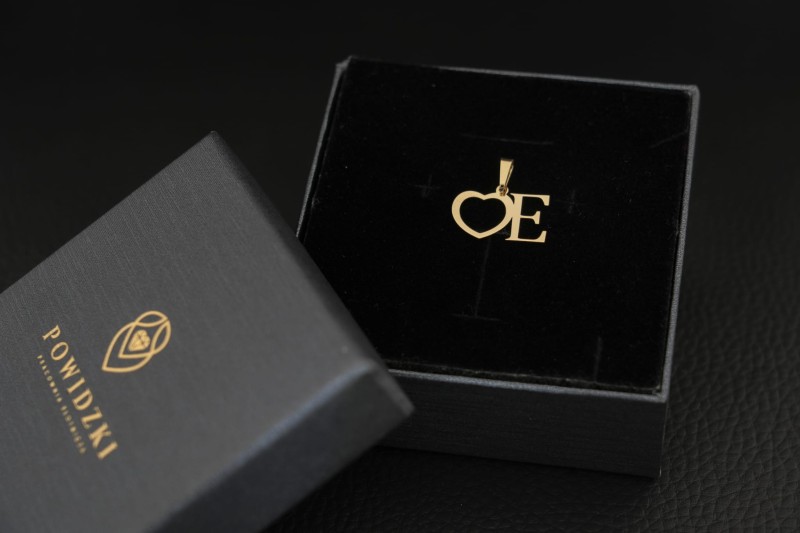 Wisiorek ze złota serce i literka E.jpg