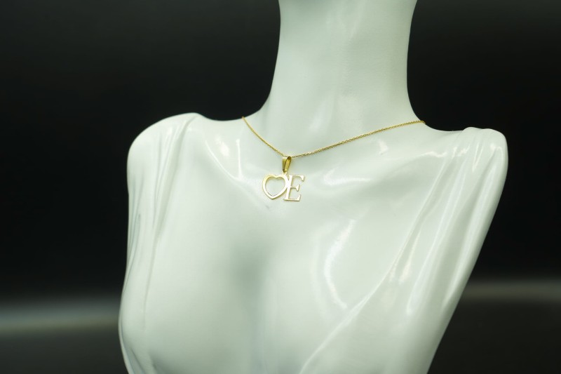 Wisiorek ze złota serce litera E.jpg