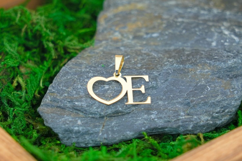 Zawieszka ze złotym sercem i literką alfabetu.jpg