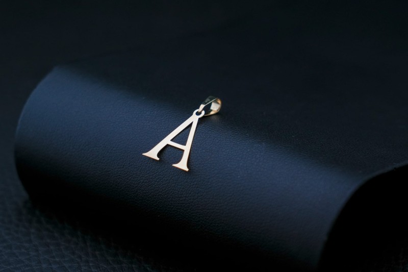 Litera A alfabet wisiorek ze złota.jpg