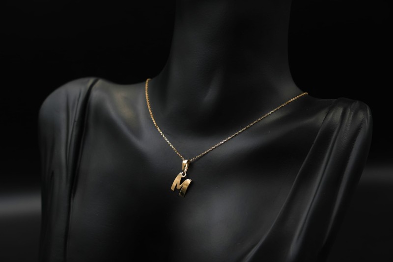 Złota literka M wisiorek zawieszka.jpg