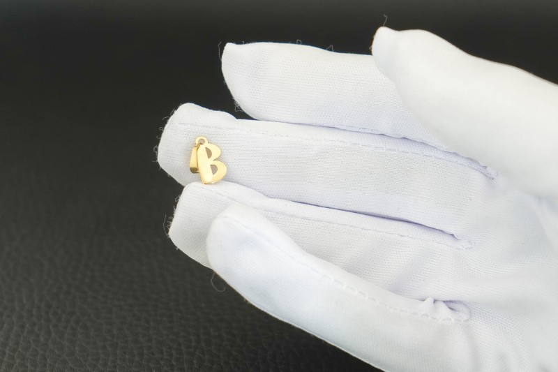 złota zawieszka alfabetu wisiorek.jpg