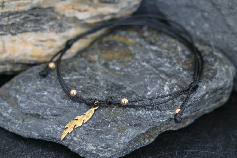 bransoletka-zloty-motyw-pioro-czarny-sznurek.jpg