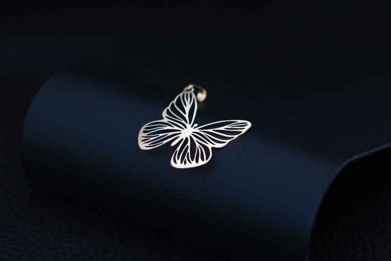 delikatny-wisiorek-zloto-585-motyl.jpg