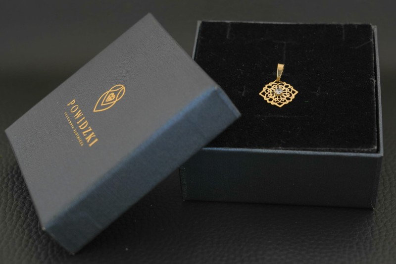 Elegancka-zawieszka-kwadrat-azurowy-zloto-14k.jpg